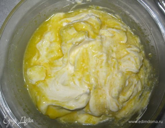 К желткам аккуратно вмешать сыр маскарпоне.