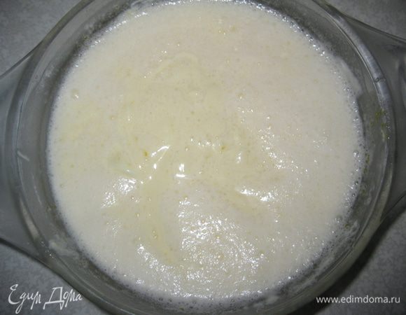 И взбитые белки добавить в желтково-творожную массу. Перемешать.