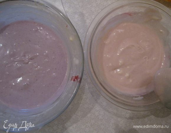 Крем разделим на 2 части. Заранее размораживаем смородину. Оставим пару ягод для украшения. Красную и черную смородину растираем и сок красной добавим в одну часть, сок черной в другую. Получается розовый и сиреневый крем. 