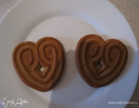 Печенье окунаем в кофе с амаретто.