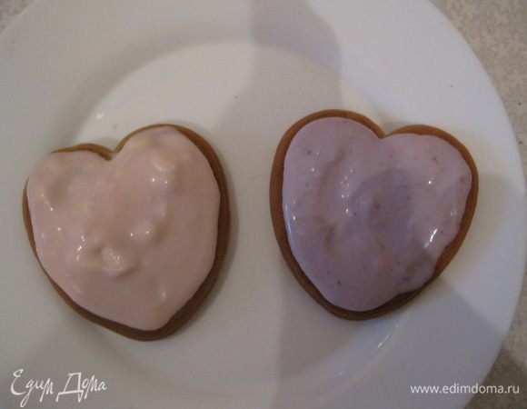 Розовый крем выкладываем на одно сердечко, сиреневый на другое сердечко.