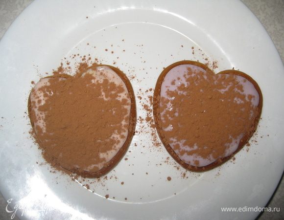 Оба посыпаем какао.
Потом снова печень окунаем в кофе-амаретто. Крем. Какао. И так 4 слоя.
Получается высокий десерт.