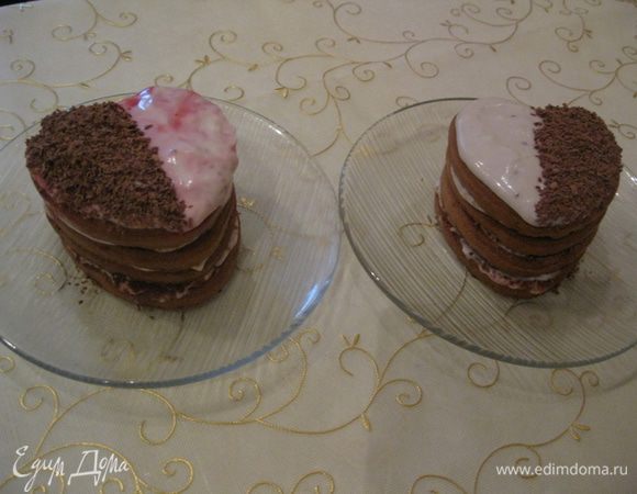 Сверху я украсила тертым на мелкой терке шоколадом, который насыпаем чайной ложкой. И 3-мя ягодами смородины. Красной на розовое женское сердечко и черной на мужское сердце.
Приятного Вам аппетита и романтических вечеров!