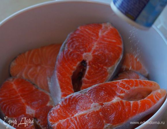 Свежие стейки посолить, сбрызнуть соком лимона с двух сторон; духовку включить на 225"С.