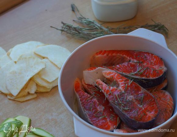 Пастернак натереть тонкими ломтиками.