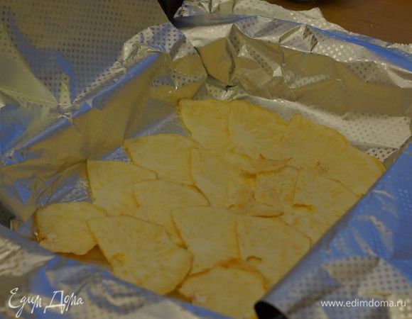 Форму для запекания застелить фольгой, выложить пастернак внахлест, положить кусочки масла, а сверху стейки, закрыть сверху фольгой, выпекать около 15-20 минут (в зависимости от толщины кусочков).