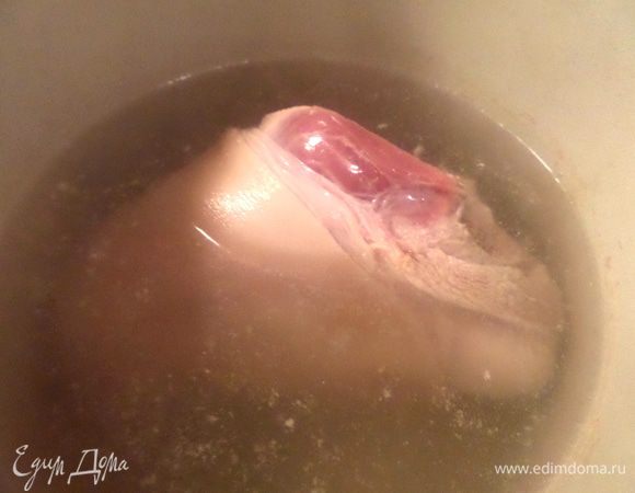 Залить в 3-х литровой кастрюле фильтрованной водой (литра 2) и поставить на огонь, снимая пену. Посолить.