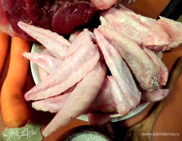 От самих крылышек при приготовлении я отрезаю кончики и коплю в морозилке..., а потом отправляю в холодец!