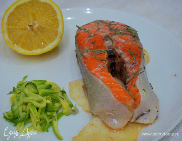 На гарнир свежие овощи: нашинковать тонкой соломкой огурец (1-2 шт) и молодой кабачок, добавить щепотку соли и сахара, заправить рисовым уксусом. Очень вкусно :) Приятного аппетита!