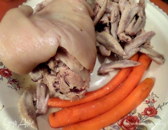 Я варила с 8 вечера до половины 12-го, т.е. 3,5 часа. Вынимаем на большое блюдо содержимое кастрюли.