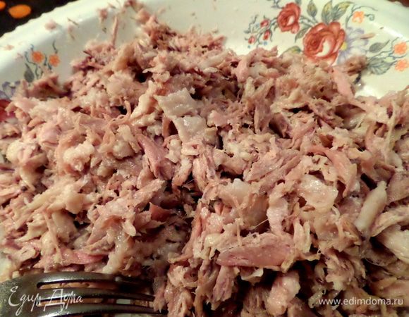 Начинаем теребить мясо на волокна. Мне нравится это делать руками,так получается однороднее и нежнее))) Кожу всю выбрасываю,но кто любит-можно и её порезать.