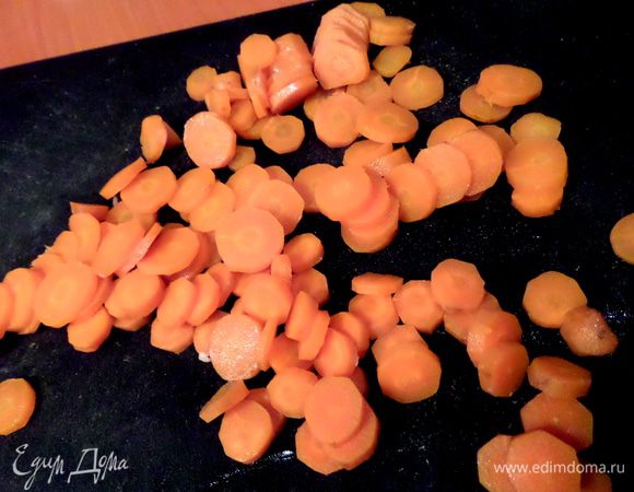 Морковку нарезать на кружочки.
