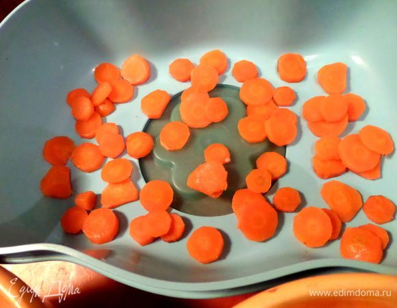 Накидаем её на дно формы для желе.