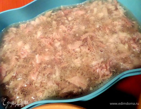 В это время бульон постоял и остыл, поэтому легко снимаем верхний жирный слой ложкой, а остальное процеживаем и разливаем по ёмкостям.