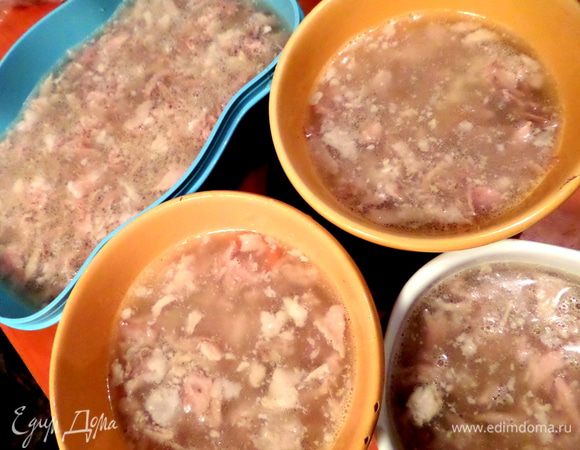 Высокий слой желе я не делаю, а излишки бульона идут на суп. На этот раз сварила фасолевый, добавив воды, конечно)))