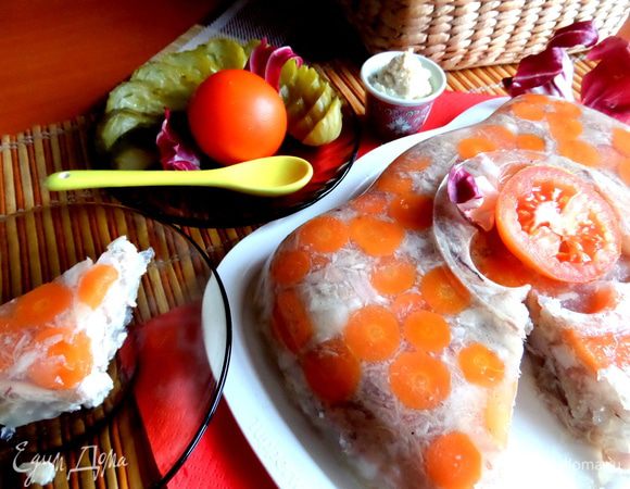 И сразу подаём с хренчиком, солёным огурчиком и салатными листьями)))