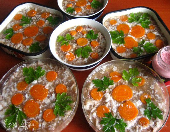 Этот холодец делала раньше из этих же ингредиентов, только подавала прямо в пиалках, поэтому морковка и зелень наверху для украшения.