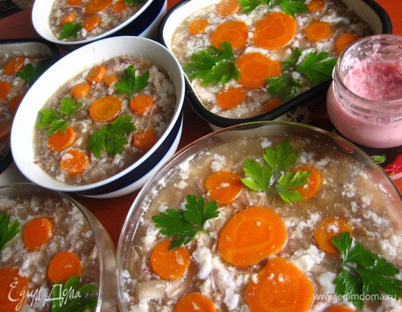 Его подавала с розовым хреном с "живой" клюквой! Выбирайте любую подачу и готовьте такую родную домашнюю закусочку)))