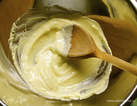 Белый шоколад поломать на небольшие кусочки, положить в термостойкую посуду и поставить плавиться на водяной бане. Растаявший белый шоколад снять с огня и дать немного остыть.  