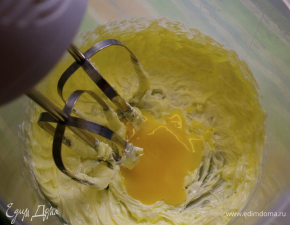 В отдельной емкости с помощью электромиксера начать взбивать сливочное масло. (в рецепте оригинале на этом этапе добавлялось в белую шоколадную массу еще 20 г сахара, но мне показалось достаточно самого белого шоколада и сгущенного молока!)))) Добавить яичный желток и продолжить взбивать до незначительного увеличения массы в объеме.