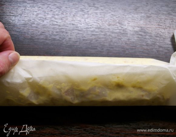 Помогая себе пекарской бумагой, завернуть брусок в центр... 