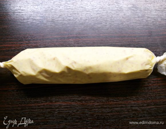 С двух сторон завернуть свободные концы бумаги наподобие конфеты. Убрать сверток в морозилку минут на 40. 