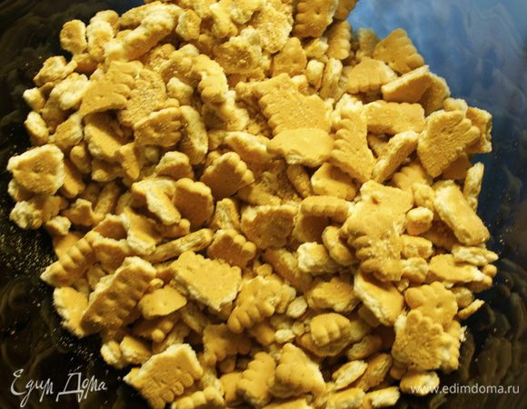 А теперь перейдем к приготовлению темной шоколадной массы. Темный шоколад поставить также плавиться на водяной бане. Затем отставить в сторону и дать остыть до комнатной температуры. Печенье поломать руками....   