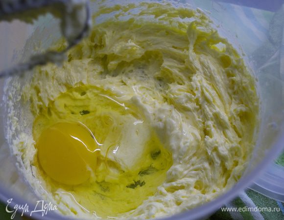 Размягченное масло взбить миксером с сахаром до пышности. Добавить по одному два яйца. Как следует все еще раз взбить.   