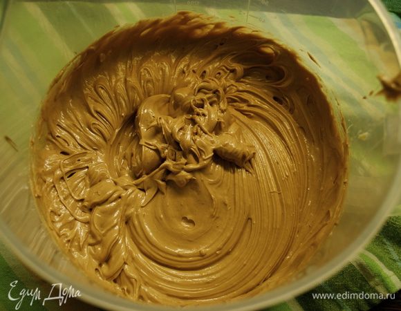 Добавить остывший до комнатной температуры шоколад и хорошо перемешать. 