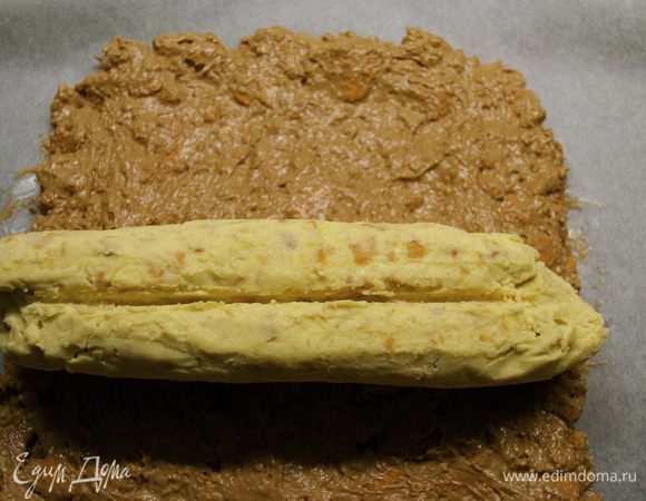 Достать из морозилки белый шоколадный брусок и положить в центр. 