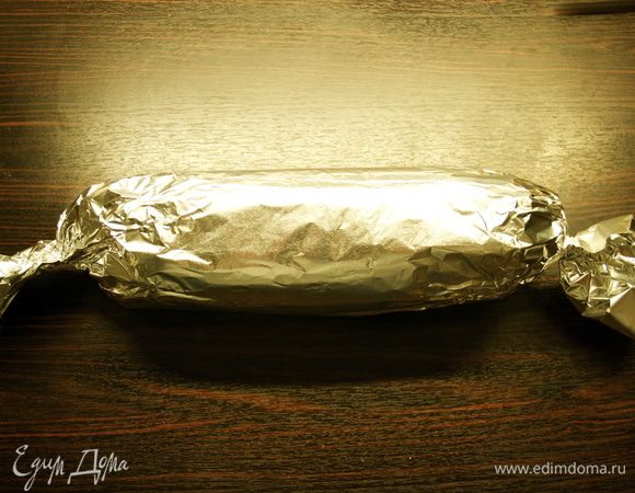 Теперь завернуть получившийся сверток в два листа фольги. Покатать салями по поверхности стола, чтобы выровнять ее цилиндрическую форму и убрать в холодильник минимум на 3 часа! Лучше на всю ночь!   