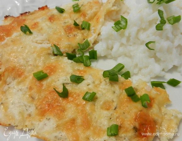 Посыпать сверху натертым сыром. Выпекать в заранее разогретой до 175 С духовке в течение 12 - 14 минут. Вынуть и прожарить в течение 2 - 3 минут, чтобы сыр стал золотистым. Следите, чтобы не пережарить.
(Примечание: у меня филе было готовое после духовки, я его не прожаривала). 