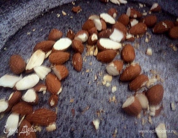 Слегка разогрейте миндаль на небольшой сковороде и измельчите в ступе или блендере.
