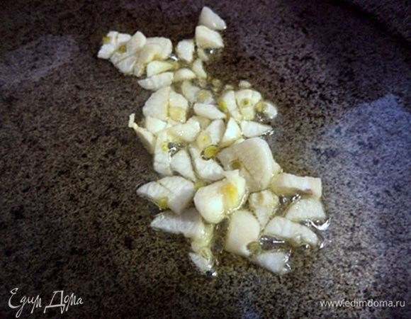 Чеснок слегка обжарить на оливковом масле