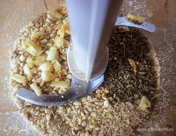 Чеснок добавить в размолотый миндаль, туда же базилик, тщательно перемешать. Постепенно добавлять сыр и 3 ст.л. оливкового масла.