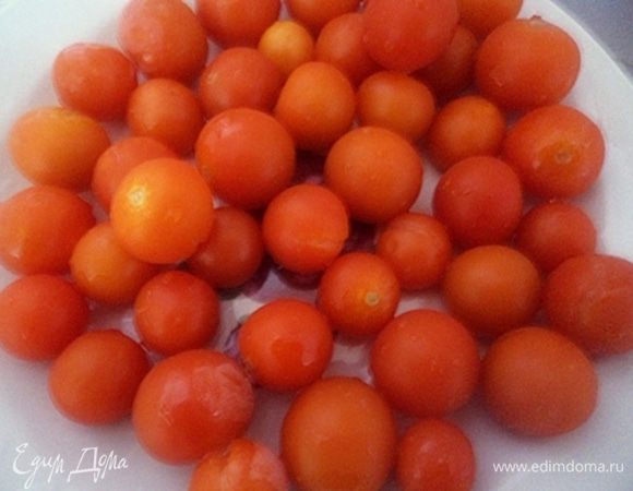 С помидор снять кожицу, размять руками. 