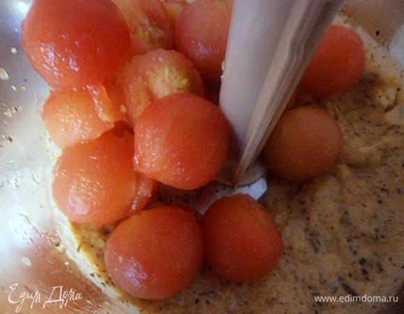 Тщательно перемешать помидоры с ореховой смесью.