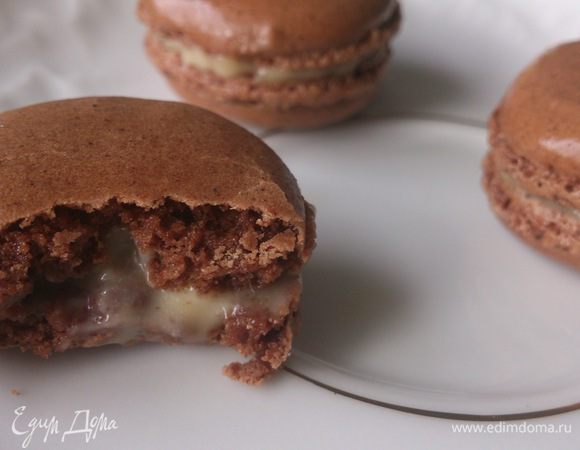 Вот теперь можно и насладиться! Нежная корочка, влажная и слегка тягучая серединка, а в дополнение ко всему вкуснейшая карамельная начинка! 