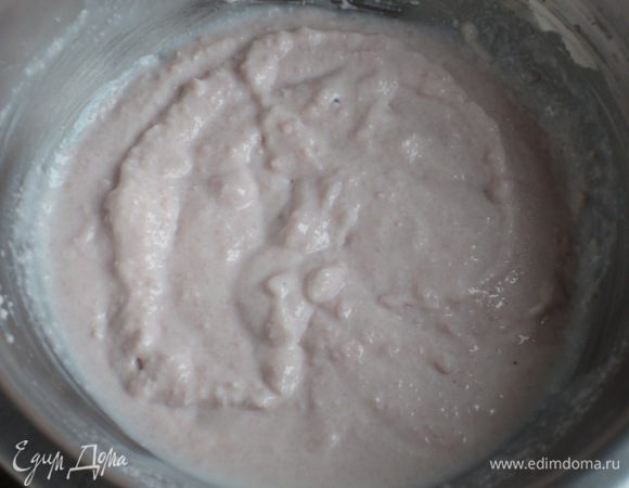 Добавить желатин, мускатный орех, черный перец и хорошо перемешать.