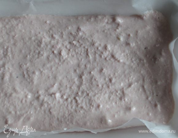 Выложить мусс тонким слоем в прямоугольную форму с пергаментом, разровнять и поставить в холодильник на 2 часа.