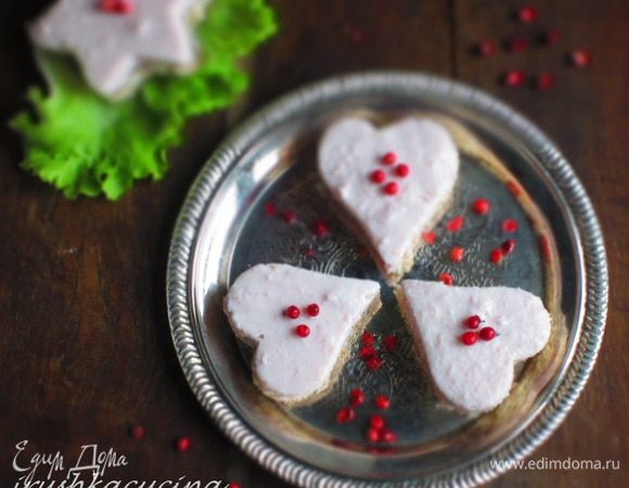 Выложить мусс на хлеб,украсить розовым перцем и подавать. Приятного и романтичного вам!!