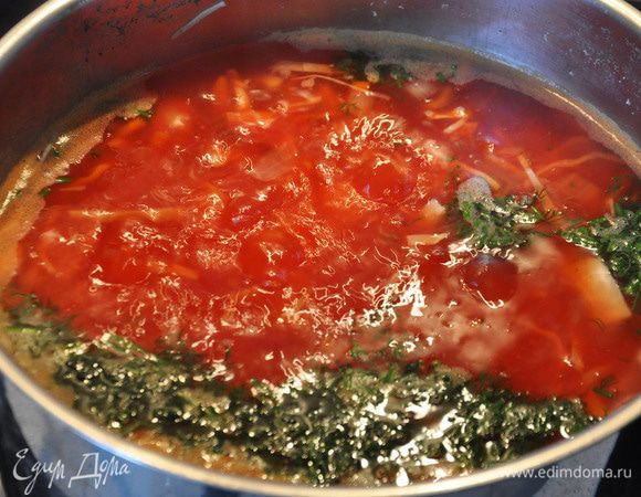 Посолить еще при необходимости. Добавить кипящую воду, если нужно. При готовности капусты налить томат, масло, насыпать порезанный укроп.