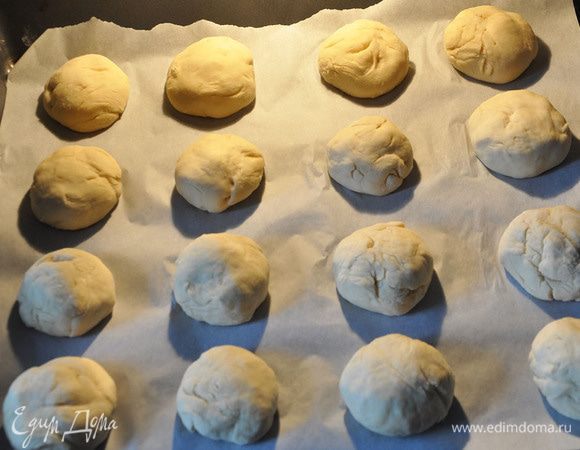 Поставить тесто в теплое место, накрыв миску полотенцем. Как подойдет (это через 1 час примерно), потихоньку его примять и снова поставить на расстойку. Как снова подойдет (минут через 30), то отрывать по кусочку и катать в руках шарики. Немного приплюснуть и выложить на противень, устеленный пергаментом. Выпекать при 180 гр около 40 минут.