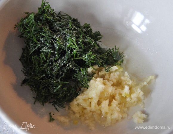 Сделать заливку. Смешать все составляющие: воду, масло, подавленный чеснок и мелкопорезанный укроп.