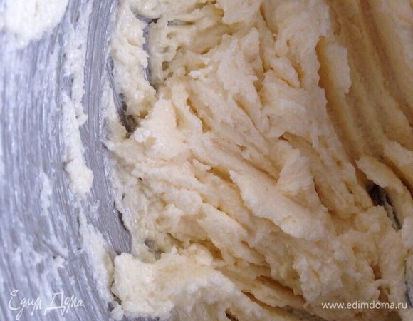 Сливочное масло растереть с сахаром, ванильным сахаром, солью и цедрой лимона.