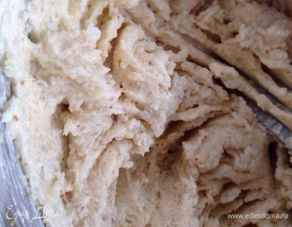 Добавить молотый миндаль и корицу.