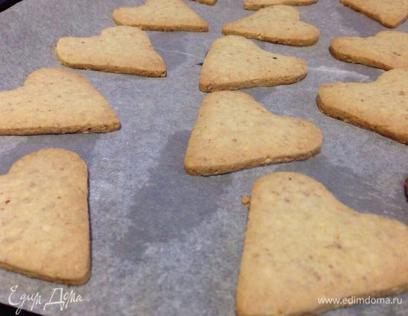 Переложить на застеленный бумагой для выпечки противень и выпекать 10 минут при температуре 180 градусов.