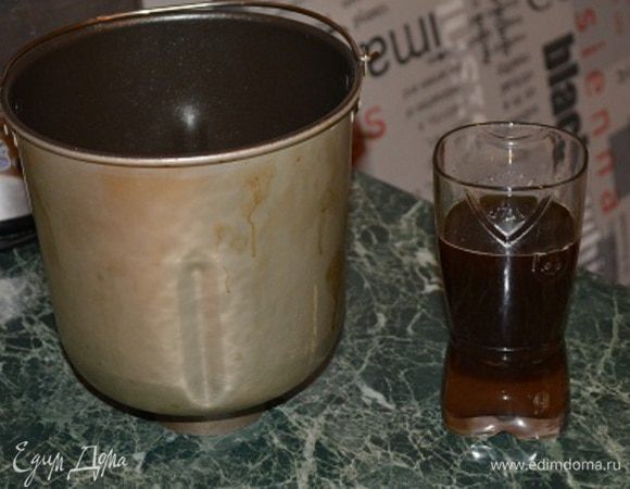 Отмеряем воду (количество воды может варьироваться в зависимости от влажности муки, чем суше мука - тем больше воды требуется) - примерно 200 мл. Я воду немного подогреваю в микроволновке. Добавляю в воду мед и солод - размешиваю.

В чашу от хлебопечки наливаю растительное масло, затем отмеряю закваску, выливаю воду с медом и солодом, и засыпаю сверху муку, отруби и соль.