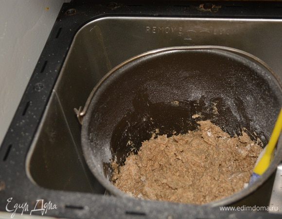 Ставлю чашу с заготовкой в хлебопечку. Программу для выпечки я сама программировала:
первый замес - 10 минут
первый подъем - 20 минут
второй замес - 5 минут
второй подъем - 4 часа
выпечка - 1 час 20 минут
Включаю хлебопечку, но не ухожу - в первый замес селиконовой лопаткой помогаю тщательно перемешать тесто.