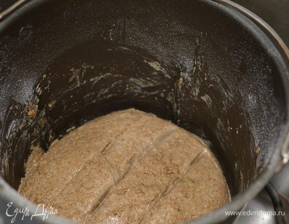 Затем жду окончания второго замеса и вынимаю лопаточку из чаши, разравниваю поверхность хлеба смоченной в воде лопаткой, и делаю несколько насечек, чтобы хлеб, если будет ломать корочку при выпечке, разламывался аккуратно.